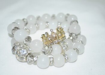 Brillo artesanal: Creaciones únicas en joyería hechas a mano