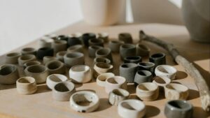 Cómo hacer anillos artesanales: técnicas con arcilla, resina y alambre para principiantes