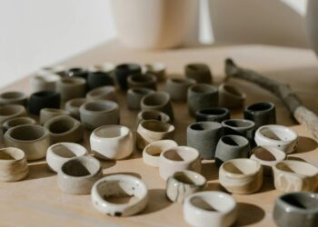Cómo hacer anillos artesanales: técnicas con arcilla, resina y alambre para principiantes