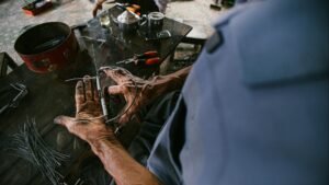 Cómo hacer collares artesanales: técnicas, materiales y diseños paso a paso