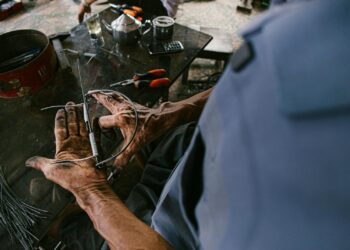 Cómo hacer collares artesanales: técnicas, materiales y diseños paso a paso
