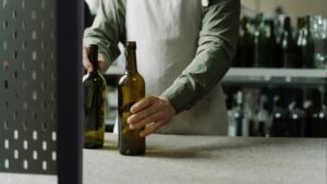 Cómo hacer lámparas con botellas de vidrio recicladas: 5 diseños paso a paso