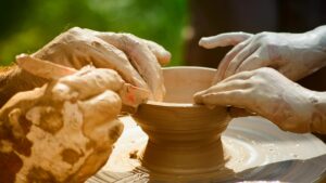 Cómo hacer macetas de arcilla decorativas: técnicas, texturas y acabados paso a paso