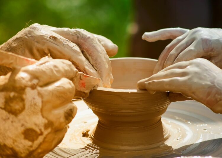 Cómo hacer macetas de arcilla decorativas: técnicas, texturas y acabados paso a paso