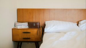 Cómo hacer una mesita de noche DIY con madera: 3 diseños paso a paso para todos los niveles