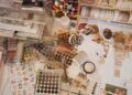 Cómo hacer una página de scrapbooking: técnicas de capas, sellos y embellishments paso a paso