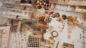 Cómo hacer una página de scrapbooking: técnicas de capas, sellos y embellishments paso a paso