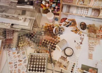 Cómo hacer una página de scrapbooking: técnicas de capas, sellos y embellishments paso a paso