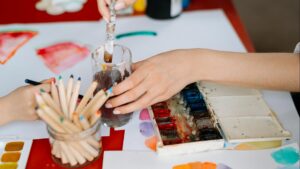Cómo pintar con gouache: guía para principiantes con técnicas y proyectos fáciles