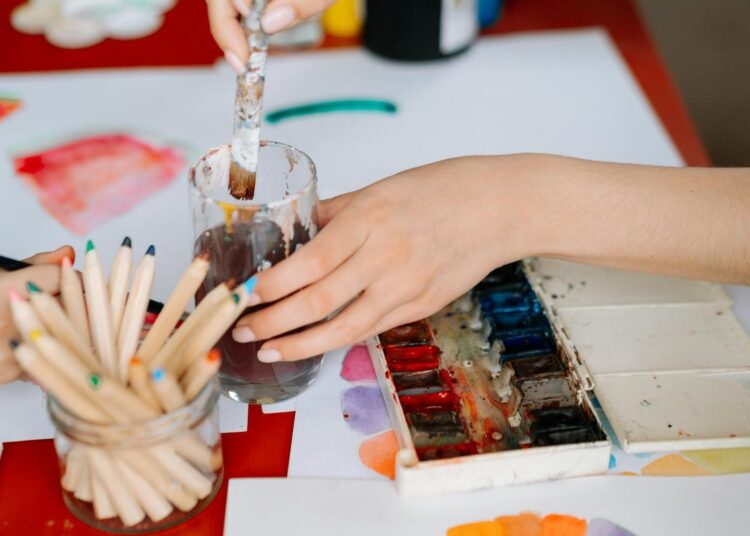 Cómo pintar con gouache: guía para principiantes con técnicas y proyectos fáciles