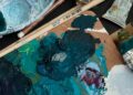 pinceles y pintura chalk paint para renovar muebles en casa