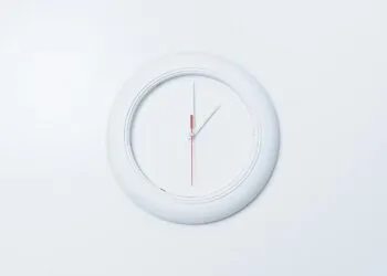 Cómo hacer un reloj de pared con materiales reciclados paso a paso