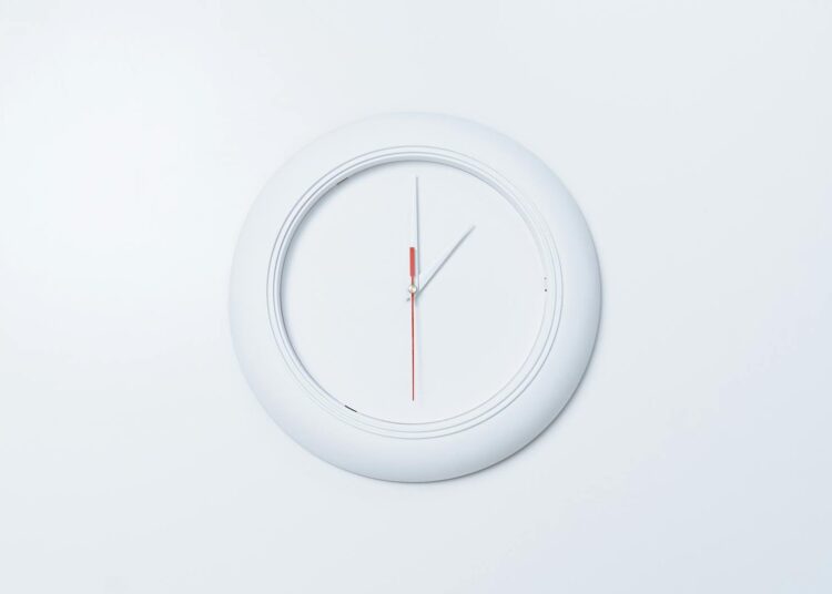 Cómo hacer un reloj de pared con materiales reciclados paso a paso