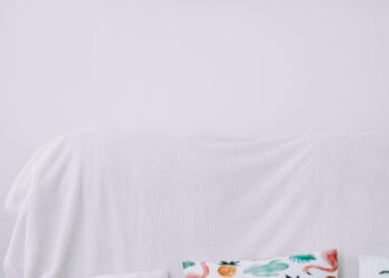 Cojines decorativos hechos a mano sobre un sofá en un salón luminoso