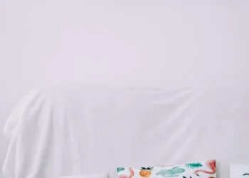 Cojines decorativos hechos a mano sobre un sofá en un salón luminoso