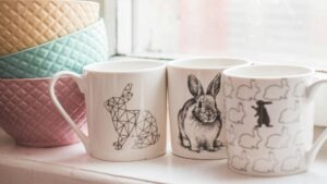 Cómo pintar arcilla con piezas de cerámica decoradas a mano en una mesa de taller