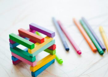 Palitos de helado de madera de colores listos para hacer manualidades con niños
