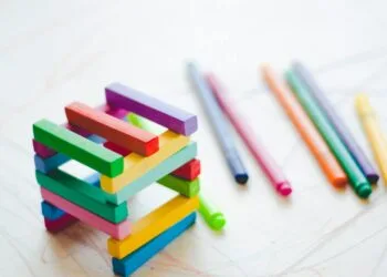 Palitos de helado de madera de colores listos para hacer manualidades con niños
