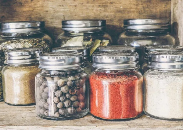Tarros de cristal reciclados decorados para manualidades creativas