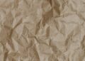 Selección de los mejores papeles para manualidades: origami, crepé, cartulina y papel kraft sobre mesa de trabajo