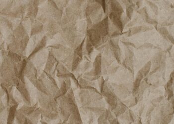 Selección de los mejores papeles para manualidades: origami, crepé, cartulina y papel kraft sobre mesa de trabajo