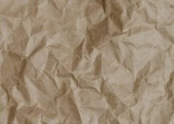 Selección de los mejores papeles para manualidades: origami, crepé, cartulina y papel kraft sobre mesa de trabajo