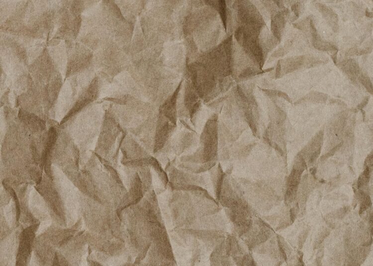 Selección de los mejores papeles para manualidades: origami, crepé, cartulina y papel kraft sobre mesa de trabajo