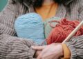 Ovillos de trapillo de colores y aguja de crochet XXL listos para empezar un proyecto de trapillo para principiantes