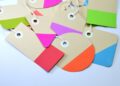 Marcapáginas caseros de cartulina de colores hechos a mano sobre una mesa