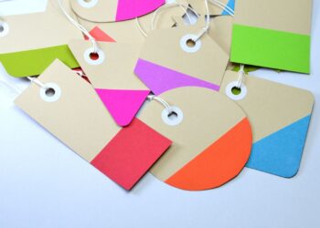 Marcapáginas caseros de cartulina de colores hechos a mano sobre una mesa