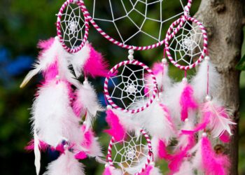 Atrapasueños boho con plumas para decorar la pared
