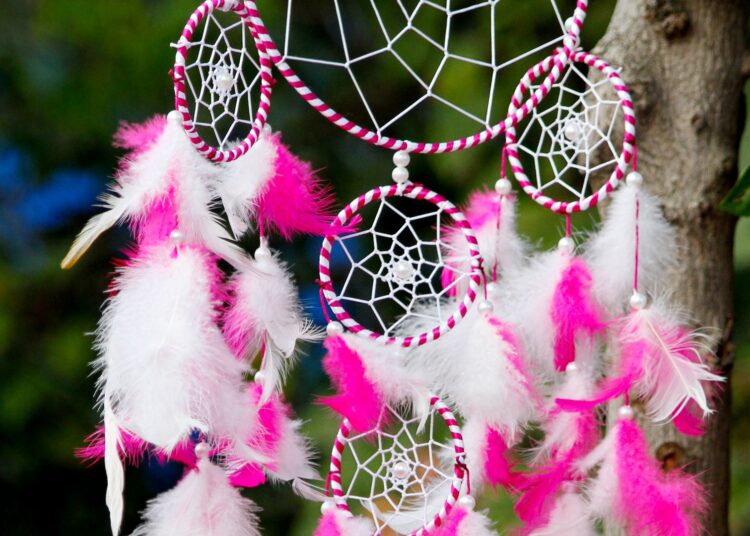 Atrapasueños boho con plumas para decorar la pared