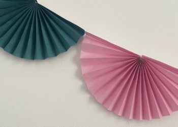 Guirnaldas de papel de colores colgadas como decoración de fiesta