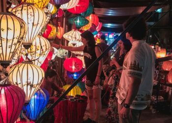 Farolillos de papel de colores colgados al aire libre como decoración veraniega