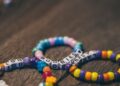 Kit de bisutería para principiantes con cuentas de colores para hacer pulseras