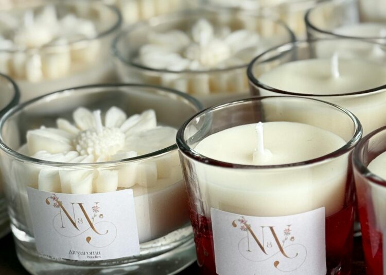 Velas aromáticas caseras en tarros de cristal con cera de soja y flores secas