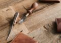 Tiras de cuero y herramientas para hacer pulseras de cuero artesanales