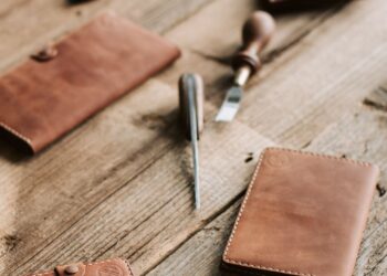 Materiales y herramientas de cuero para hacer pendientes de cuero paso a paso