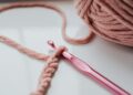 Tejido de ganchillo con ovillo y aguja para hacer amigurumi