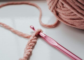 Tejido de ganchillo con ovillo y aguja para hacer amigurumi