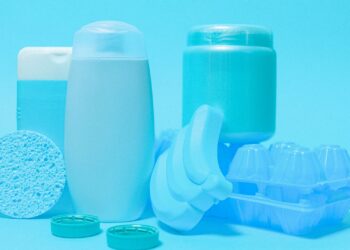 Tapones y botellas de plástico de colores para manualidades de reciclaje