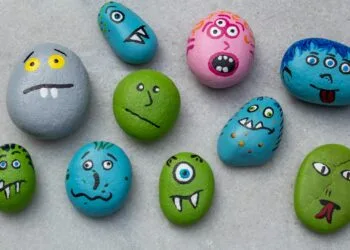 Piedras pintadas a mano con pintura acrílica y diseños coloridos
