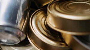Latas de conserva recicladas preparadas para manualidades con latas