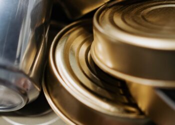 Latas de conserva recicladas preparadas para manualidades con latas