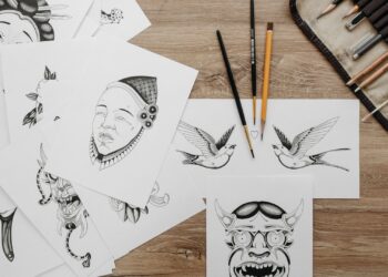 Dibujo a lápiz de un rostro paso a paso sobre papel con esquema de proporciones