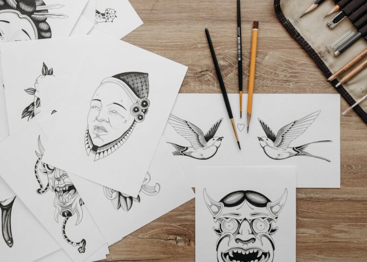 Dibujo a lápiz de un rostro paso a paso sobre papel con esquema de proporciones