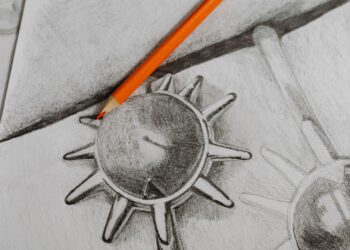 Mano practicando técnicas de sombreado a lápiz sobre papel con grafito