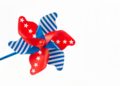 Molinillos de viento de papel de colores para manualidades infantiles