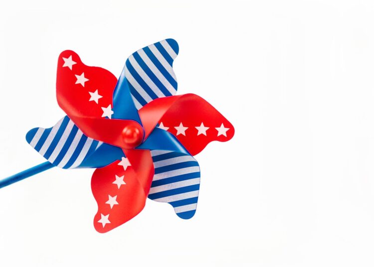 Molinillos de viento de papel de colores para manualidades infantiles