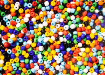 Cuentas de papel de colores hechas a mano listas para montar pulseras y collares